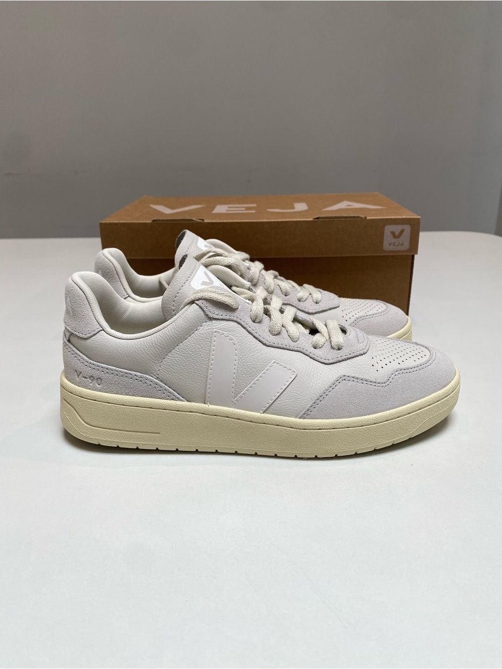Veja V-90 O.T. Leather Sneaker in Gravel/White size 39EU/8US New in Box - Picture 2 of 7